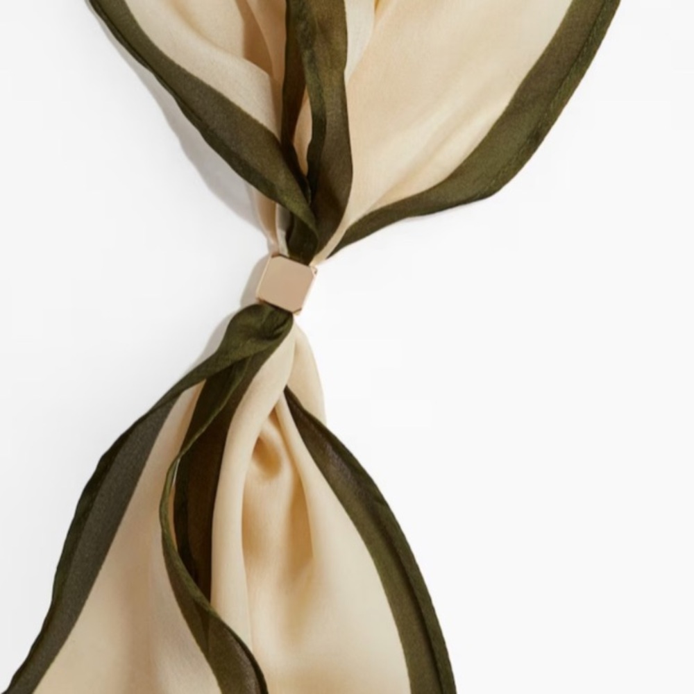 H&M Small Triangular Scarf .NWT. - Picture 2 of 3